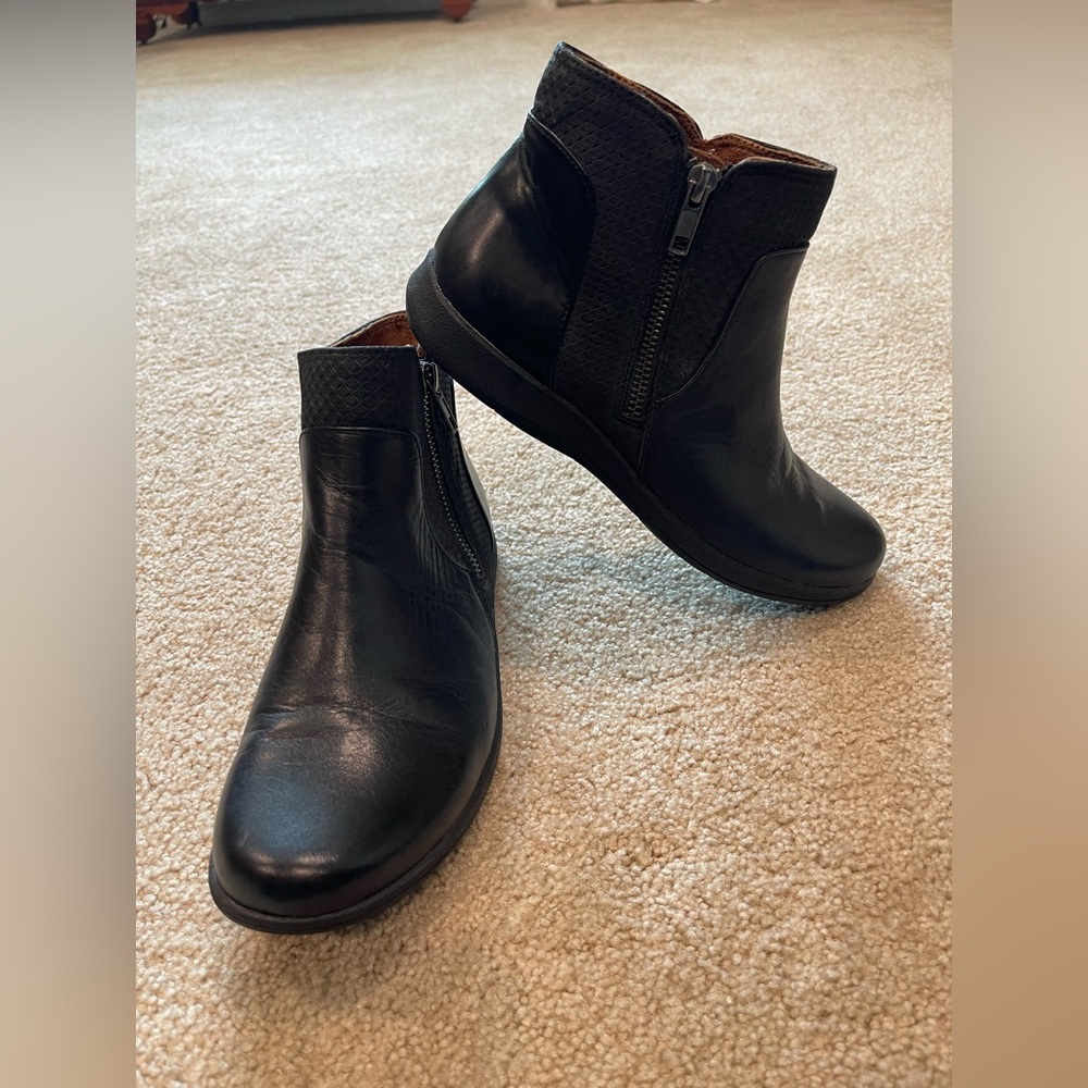 Rockport TotalMotion Black Leather Ankle Boots with Chelsea Design